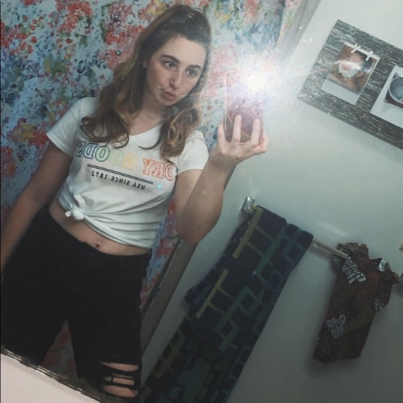 Meet your Posher, Chloe - Picture 3 of 7